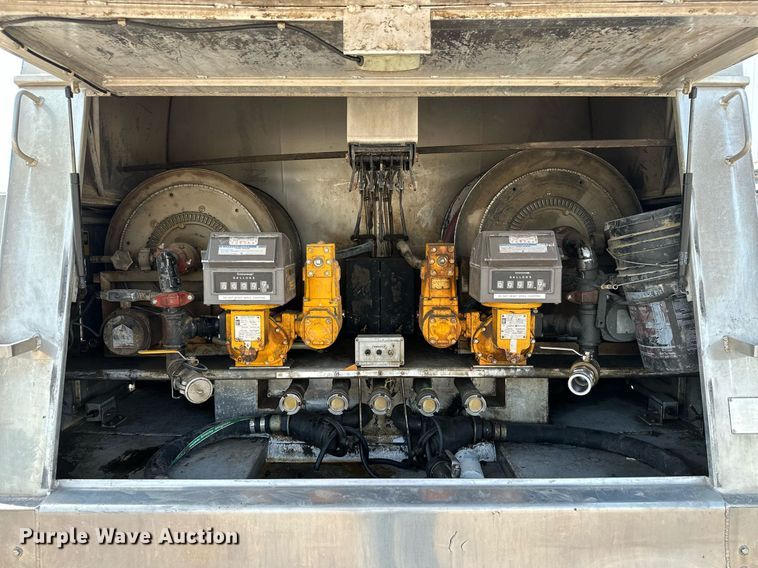 image for item ML9261 2006 Freightliner Business Class M2  fuel truck