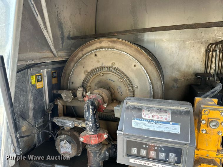 image for item ML9261 2006 Freightliner Business Class M2  fuel truck