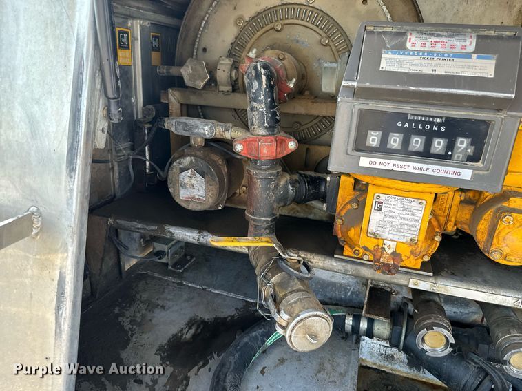 image for item ML9261 2006 Freightliner Business Class M2  fuel truck