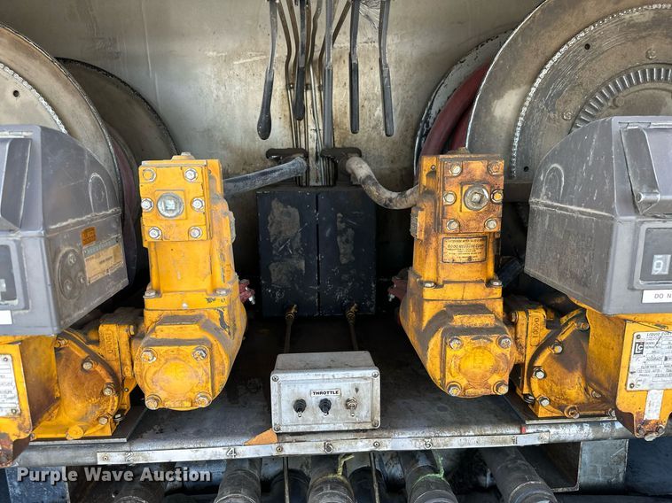 image for item ML9261 2006 Freightliner Business Class M2  fuel truck