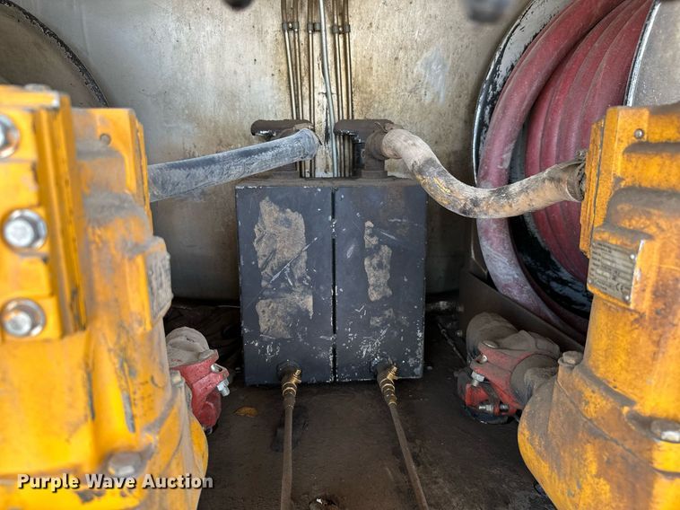 image for item ML9261 2006 Freightliner Business Class M2  fuel truck