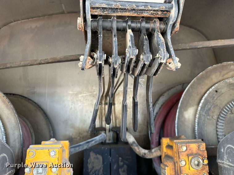 image for item ML9261 2006 Freightliner Business Class M2  fuel truck