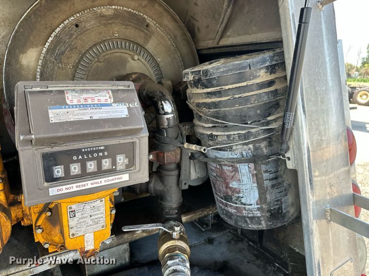 image for item ML9261 2006 Freightliner Business Class M2  fuel truck