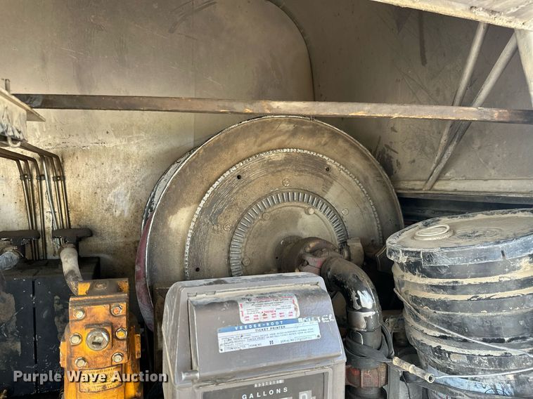 image for item ML9261 2006 Freightliner Business Class M2  fuel truck