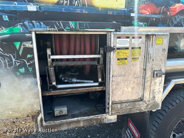 image for item ML9261 2006 Freightliner Business Class M2  fuel truck