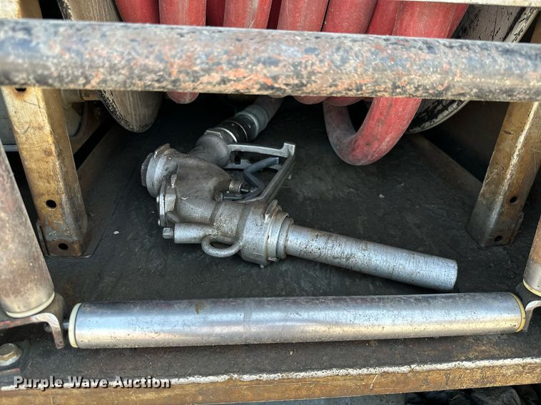 image for item ML9261 2006 Freightliner Business Class M2  fuel truck