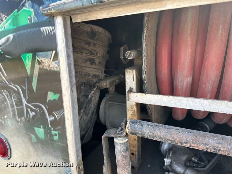 image for item ML9261 2006 Freightliner Business Class M2  fuel truck