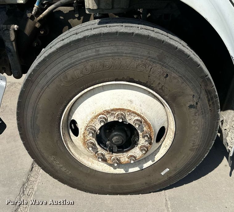 image for item ML9261 2006 Freightliner Business Class M2  fuel truck