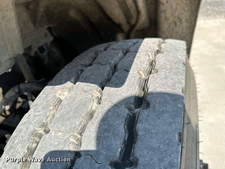 image for item ML9261 2006 Freightliner Business Class M2  fuel truck