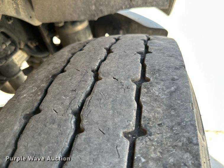 image for item ML9261 2006 Freightliner Business Class M2  fuel truck