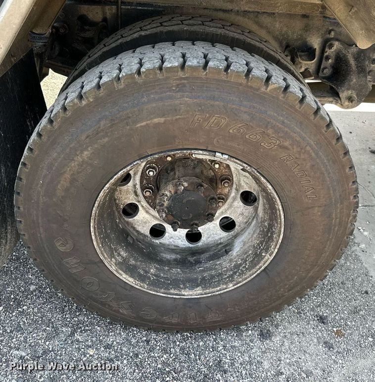 image for item ML9261 2006 Freightliner Business Class M2  fuel truck