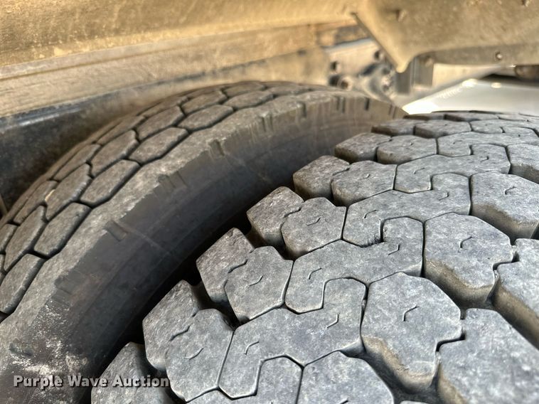 image for item ML9261 2006 Freightliner Business Class M2  fuel truck