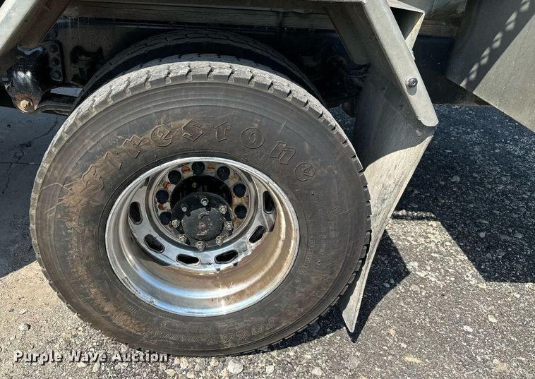 image for item ML9261 2006 Freightliner Business Class M2  fuel truck