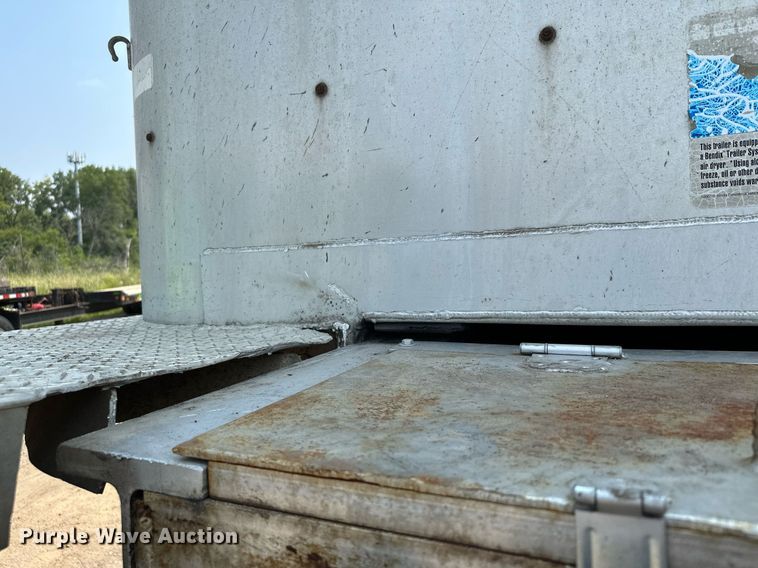 image for item MQ9326 2006 East  end dump trailer