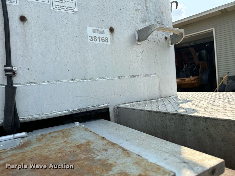 image for item MQ9326 2006 East  end dump trailer