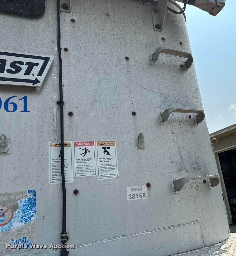 image for item MQ9326 2006 East  end dump trailer