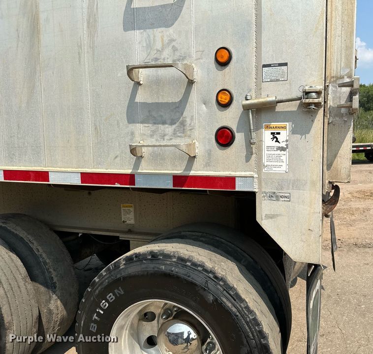 image for item MQ9326 2006 East  end dump trailer