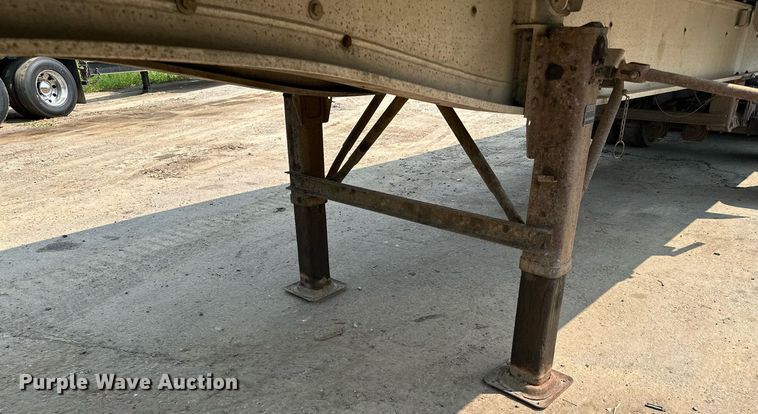 image for item MQ9326 2006 East  end dump trailer