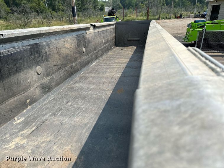 image for item MQ9326 2006 East  end dump trailer