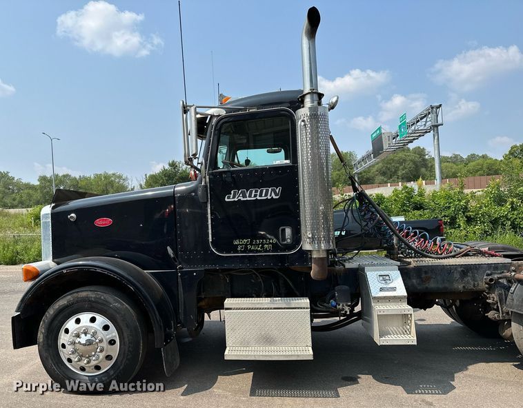 image for item MQ9327 2005 Peterbilt 378  semi truck