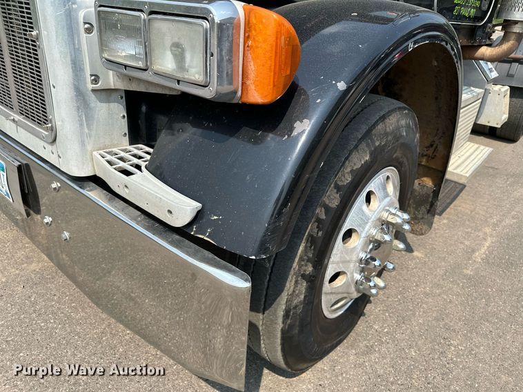 image for item MQ9327 2005 Peterbilt 378  semi truck