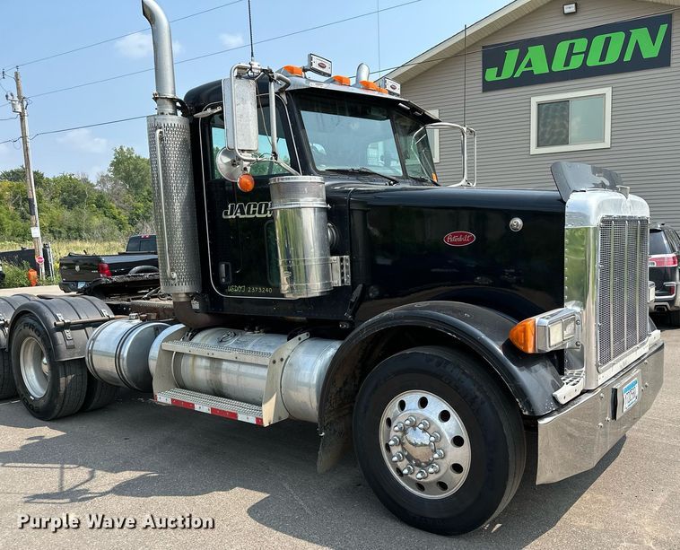 image for item MQ9327 2005 Peterbilt 378  semi truck