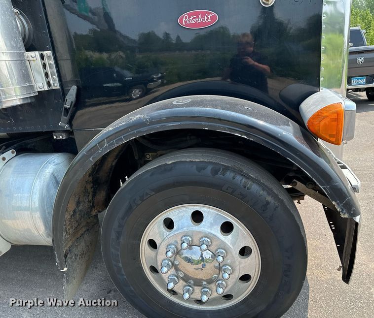 image for item MQ9327 2005 Peterbilt 378  semi truck
