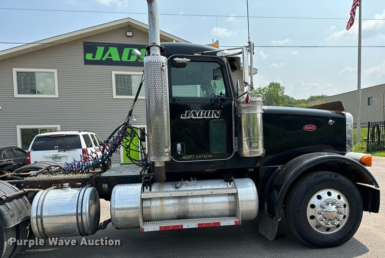 image for item MQ9327 2005 Peterbilt 378  semi truck