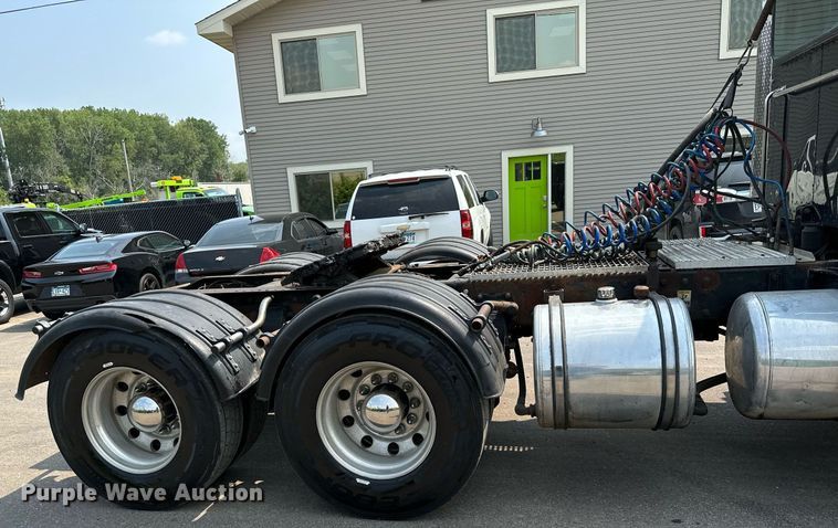 image for item MQ9327 2005 Peterbilt 378  semi truck