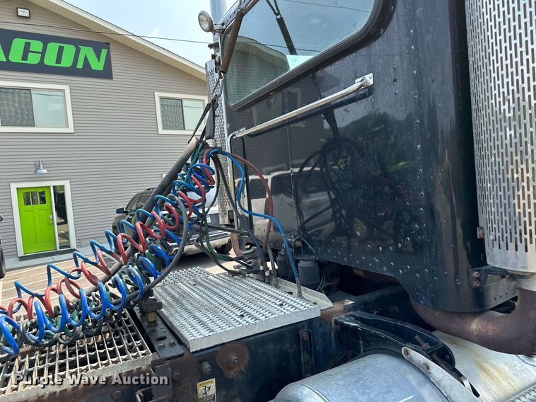 image for item MQ9327 2005 Peterbilt 378  semi truck