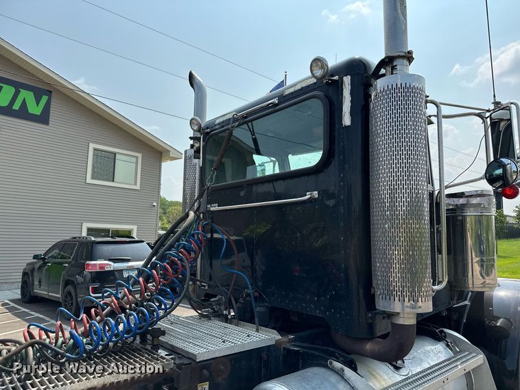 image for item MQ9327 2005 Peterbilt 378  semi truck