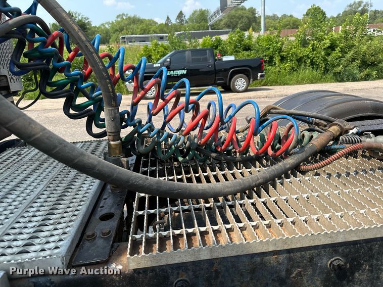 image for item MQ9327 2005 Peterbilt 378  semi truck