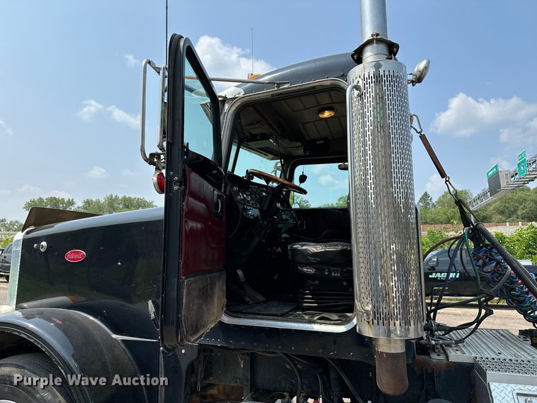 image for item MQ9327 2005 Peterbilt 378  semi truck