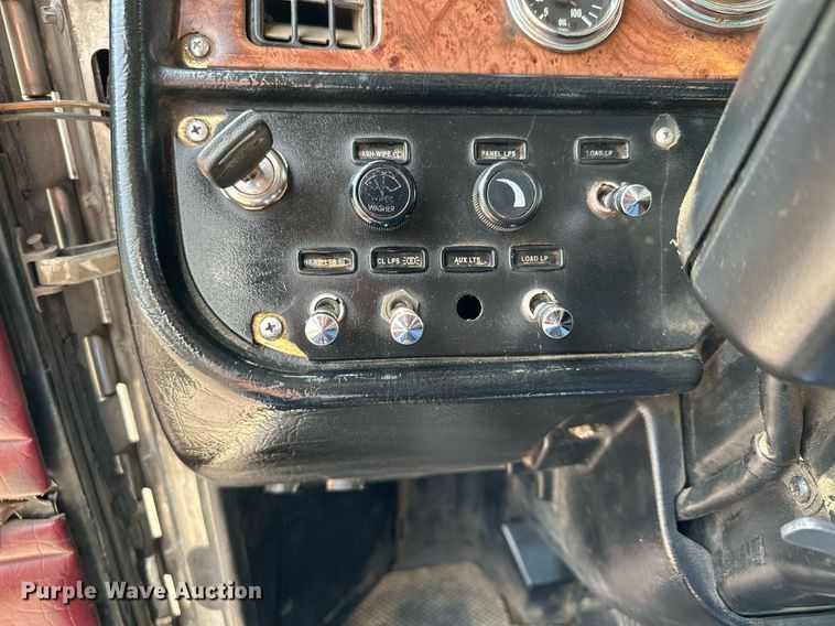 image for item MQ9327 2005 Peterbilt 378  semi truck