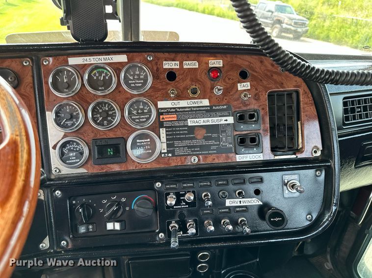 image for item MQ9327 2005 Peterbilt 378  semi truck