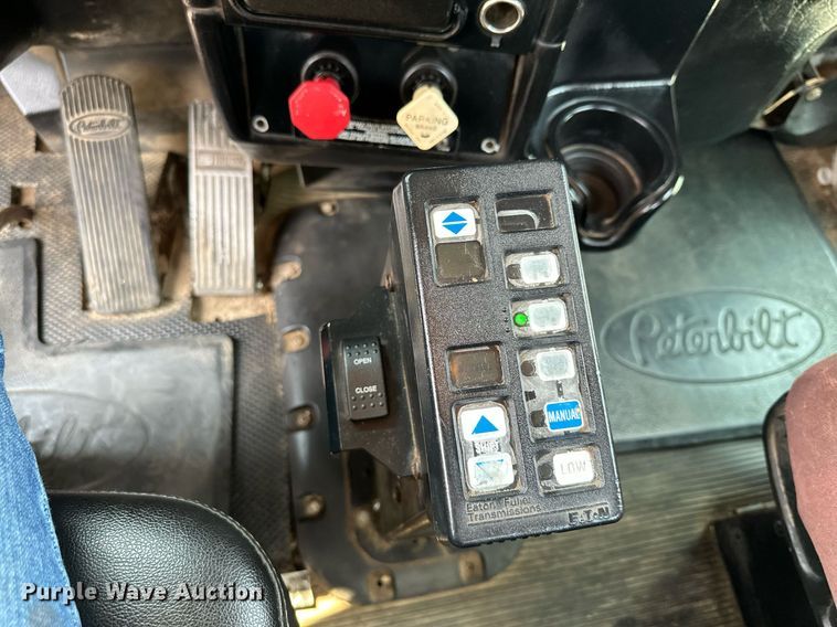 image for item MQ9327 2005 Peterbilt 378  semi truck