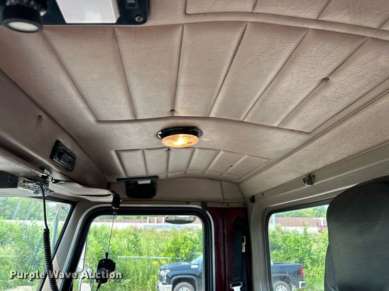 image for item MQ9327 2005 Peterbilt 378  semi truck