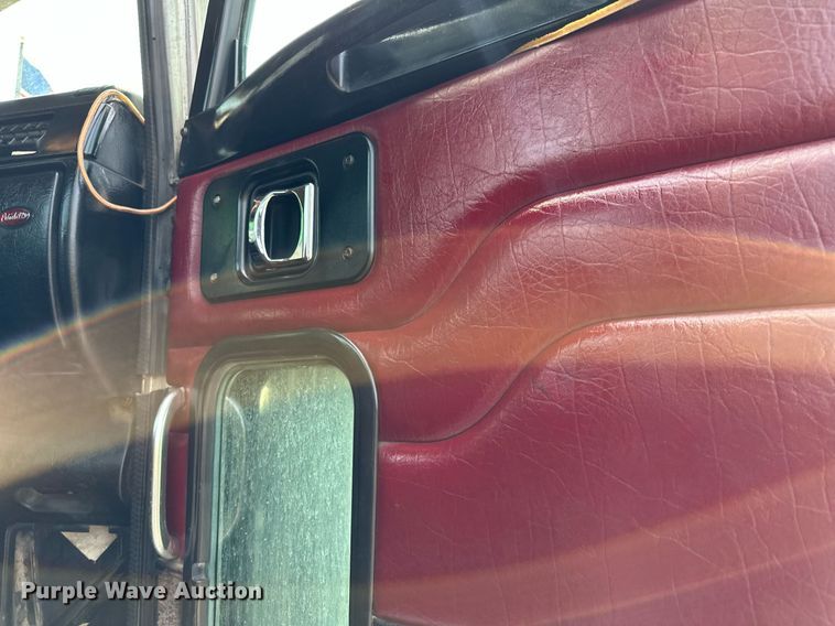 image for item MQ9327 2005 Peterbilt 378  semi truck