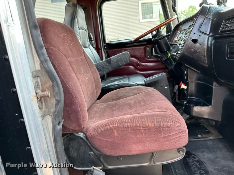 image for item MQ9327 2005 Peterbilt 378  semi truck