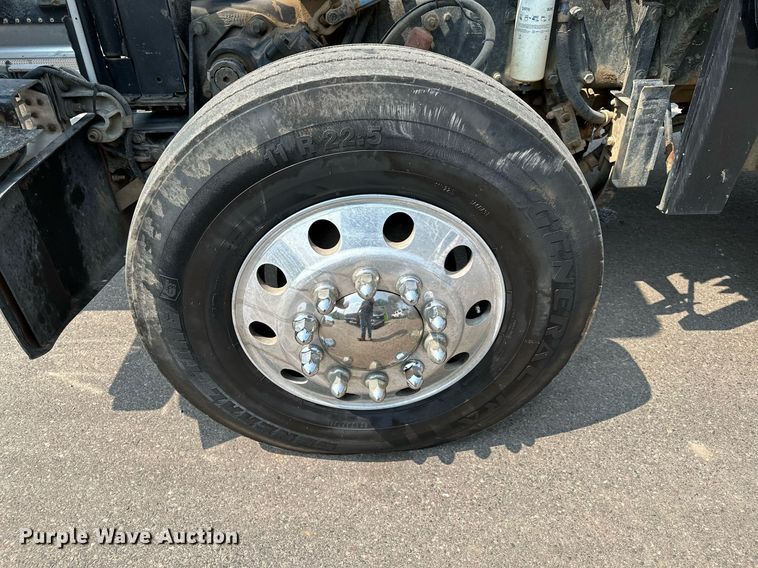 image for item MQ9327 2005 Peterbilt 378  semi truck