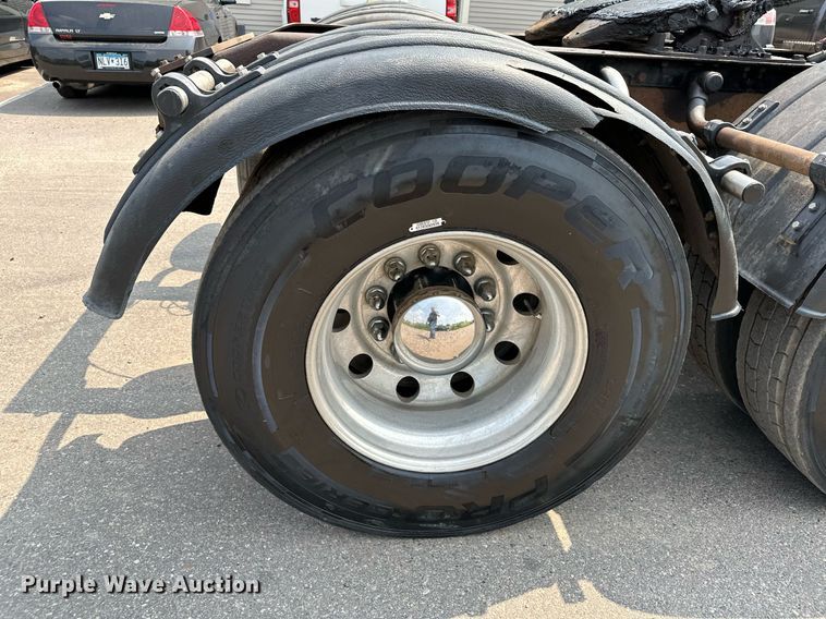 image for item MQ9327 2005 Peterbilt 378  semi truck