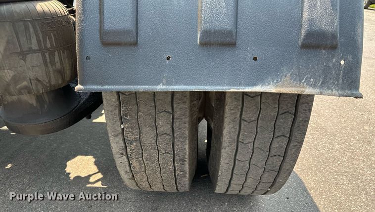 image for item MQ9327 2005 Peterbilt 378  semi truck