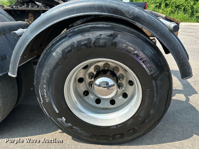 image for item MQ9327 2005 Peterbilt 378  semi truck