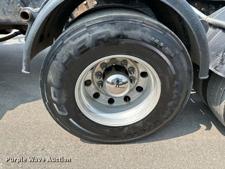 image for item MQ9327 2005 Peterbilt 378  semi truck