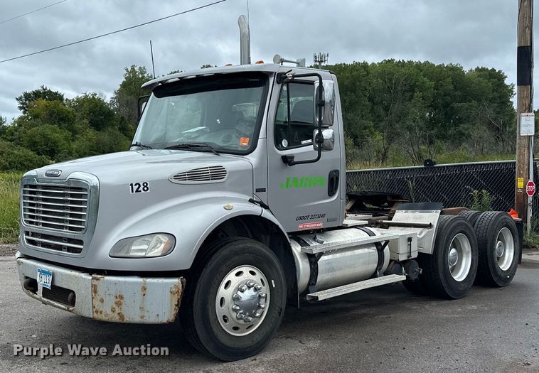 image for item MQ9345 2006 Freightliner Business Class M2 112  semi truck