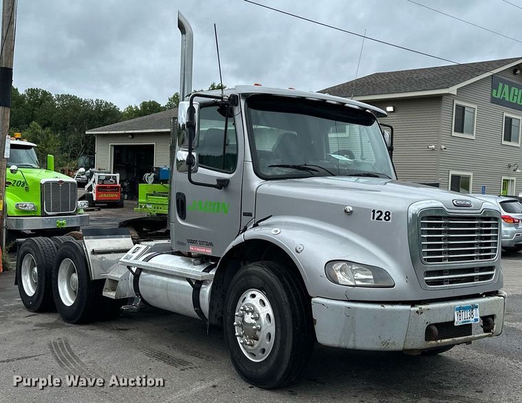 image for item MQ9345 2006 Freightliner Business Class M2 112  semi truck