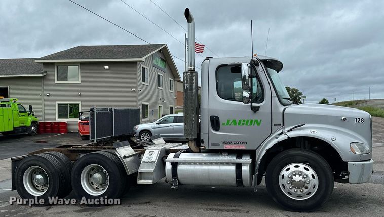 image for item MQ9345 2006 Freightliner Business Class M2 112  semi truck