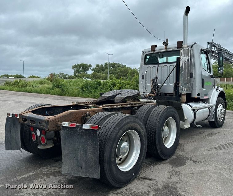 image for item MQ9345 2006 Freightliner Business Class M2 112  semi truck