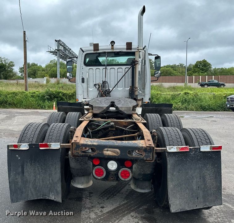 image for item MQ9345 2006 Freightliner Business Class M2 112  semi truck