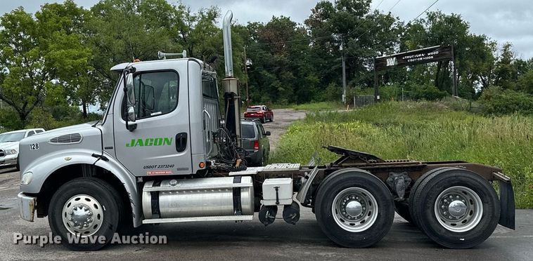 image for item MQ9345 2006 Freightliner Business Class M2 112  semi truck